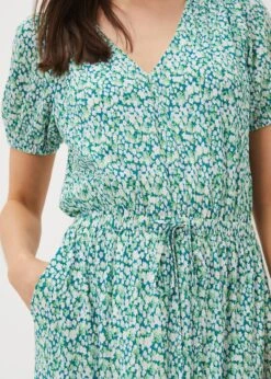 Melani Ditsy Print Midaxi Dress -Floral Und Chic 220873000 05 melani ditsy print midaxi dress