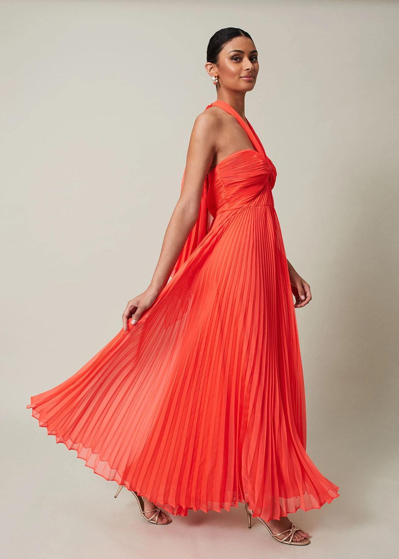 Evangeline Pleated Halterneck Maxi Dress 9 Evangeline Pleated Halterneck Maxi Dress – Bild 7