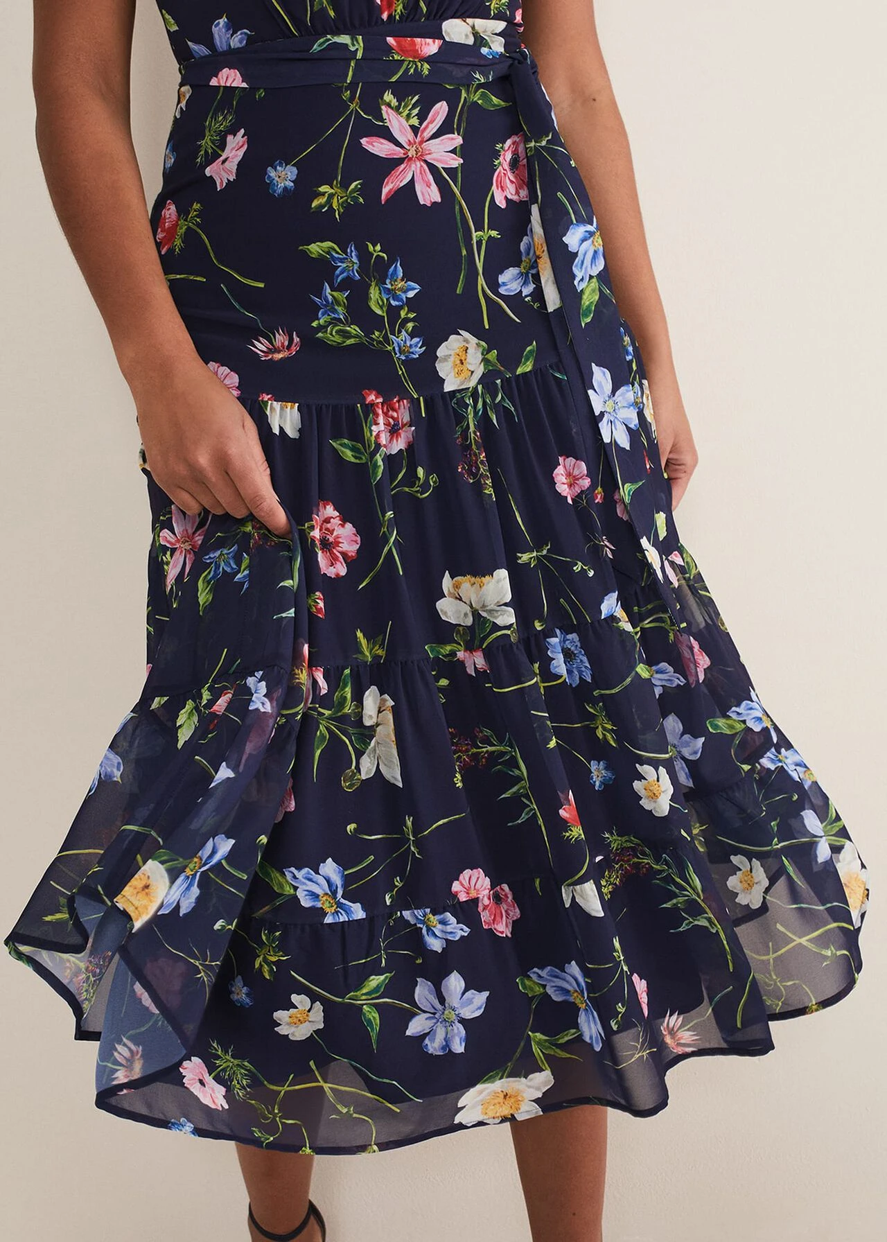 Lola Floral Tiered Midi Dress 7 Lola Floral Tiered Midi Dress – Bild 5