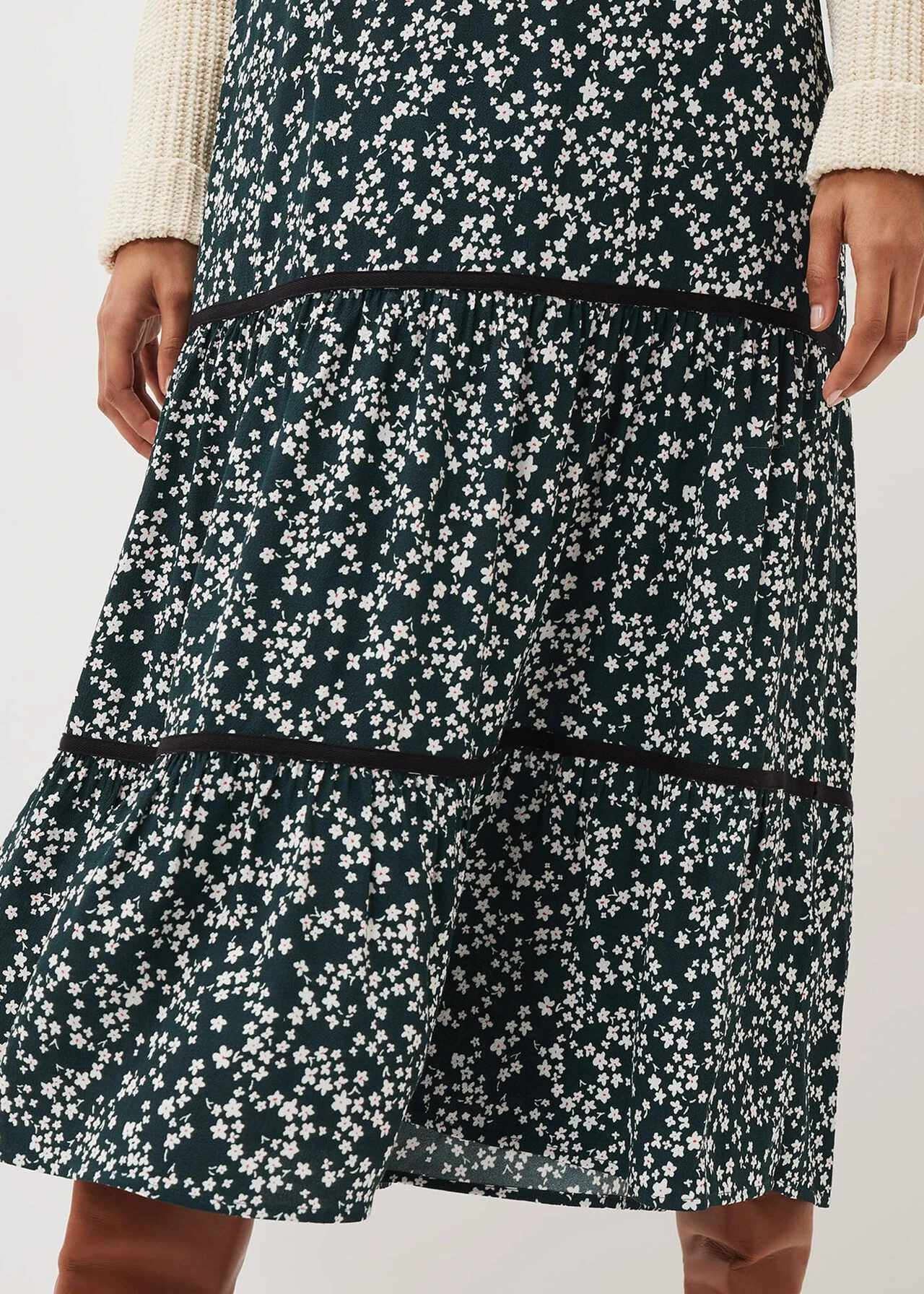 Lennox Ditsy Print Tiered Maxi Skirt 6 Lennox Ditsy Print Tiered Maxi Skirt – Bild 4